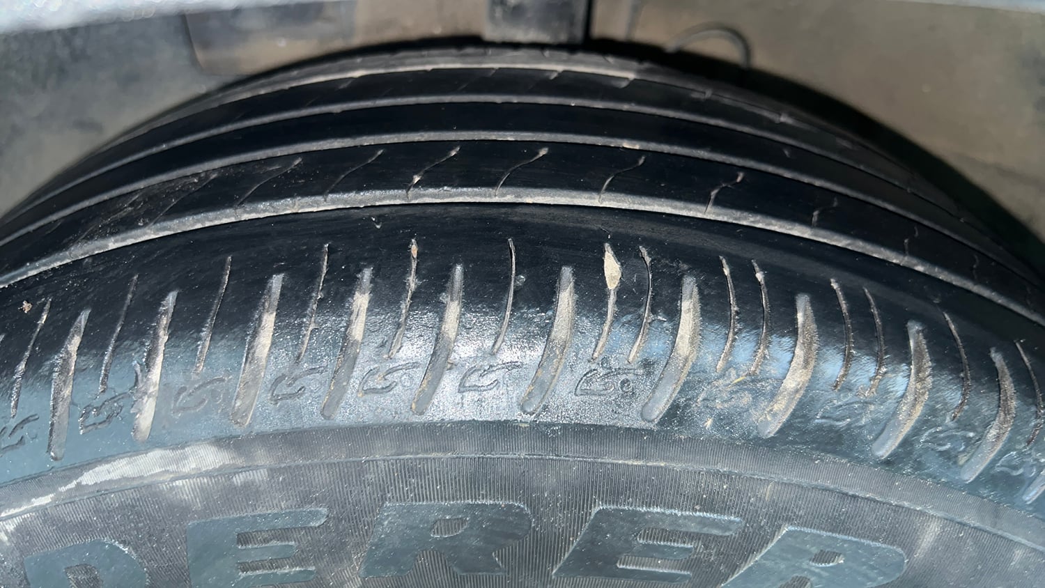 Used 2024 Hyundai Venue SX (O) 1.0 Turbo DCT Petrol Automatic tyres LEFT FRONT TYRE TREAD VIEW