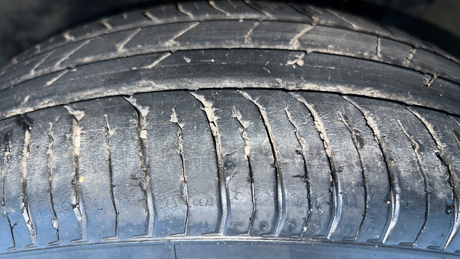 Used 2023 Renault Triber RXZ EASY-R AMT Petrol Automatic tyres LEFT FRONT TYRE TREAD VIEW