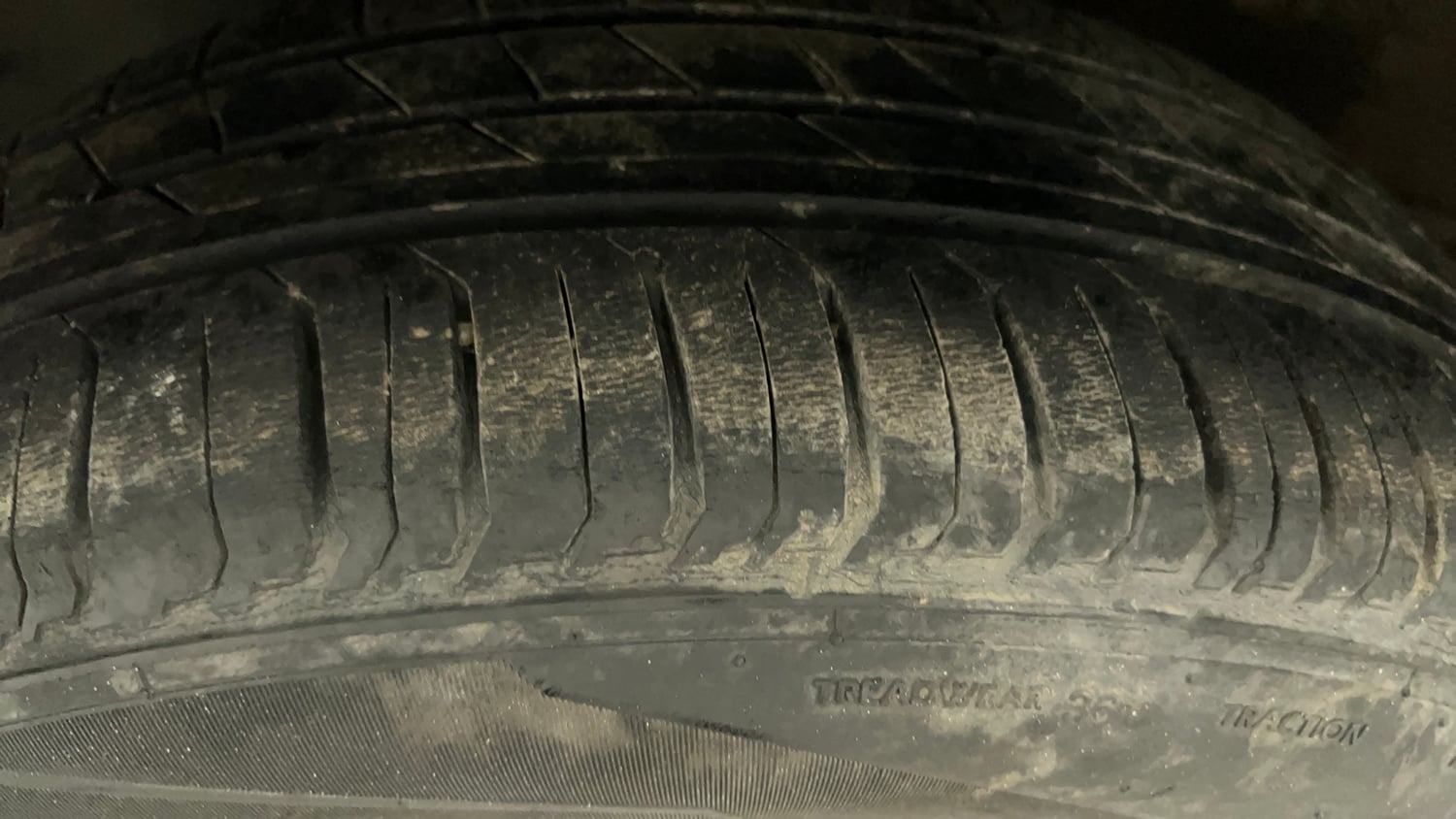 Used 2016 Volkswagen Polo Comfortline 1.2L (P) Petrol Manual tyres LEFT FRONT TYRE TREAD VIEW
