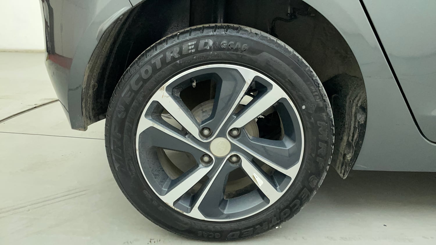 Used 2023 Tata Altroz XZ Plus (S) Petrol Manual tyres RIGHT REAR TYRE RIM VIEW