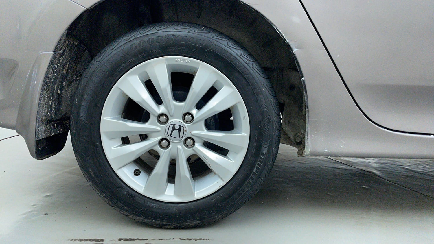Used 2013 Honda City 1.5 V MT Petrol Manual tyres RIGHT REAR TYRE RIM VIEW