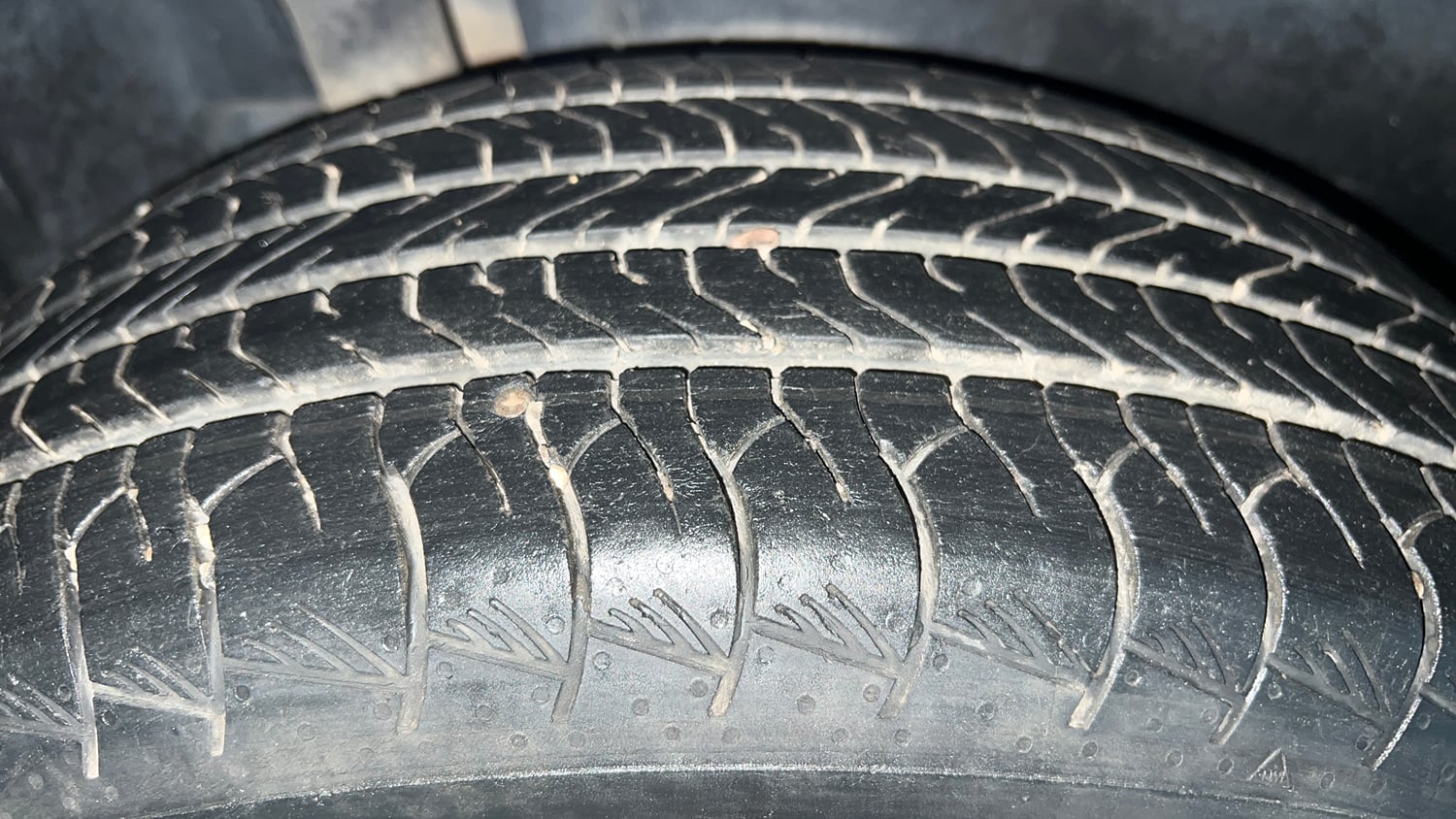 Used 2023 Maruti Suzuki Grand Vitara Zeta Smart Hybrid AT Petrol Automatic tyres RIGHT REAR TYRE TREAD VIEW
