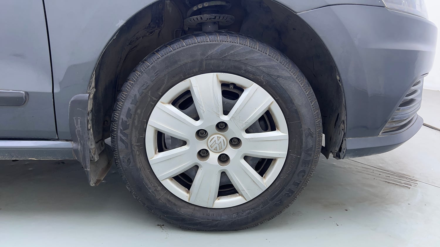 Used 2017 Volkswagen Ameo Trendline 1.2L (P) Petrol Manual tyres RIGHT FRONT TYRE RIM VIEW