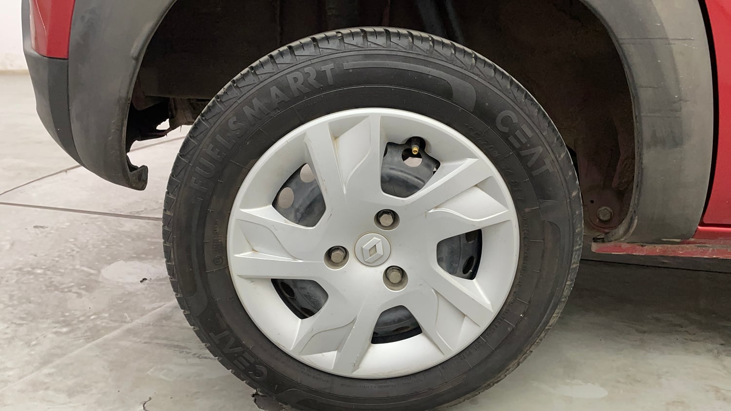 Used 2024 Renault Kwid RXL (O) 1.0 Petrol Manual tyres RIGHT REAR TYRE RIM VIEW
