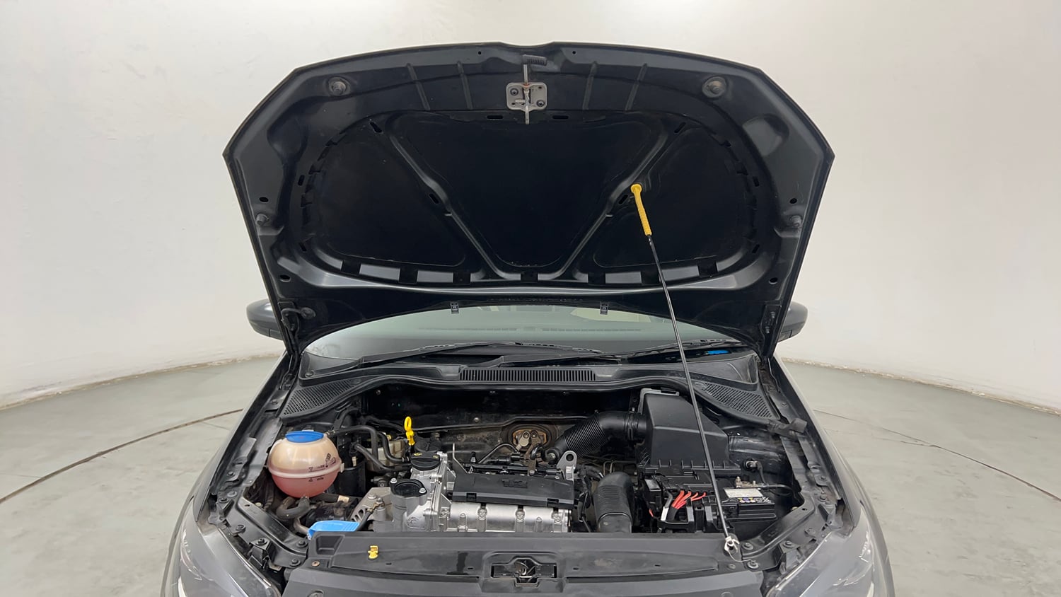 Used 2016 Volkswagen Ameo Highline1.2L (P) Petrol Manual engine ENGINE & BONNET OPEN FRONT VIEW