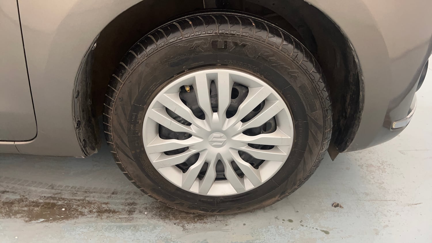 Used 2018 Maruti Suzuki Dzire VXi Petrol Manual tyres RIGHT FRONT TYRE RIM VIEW