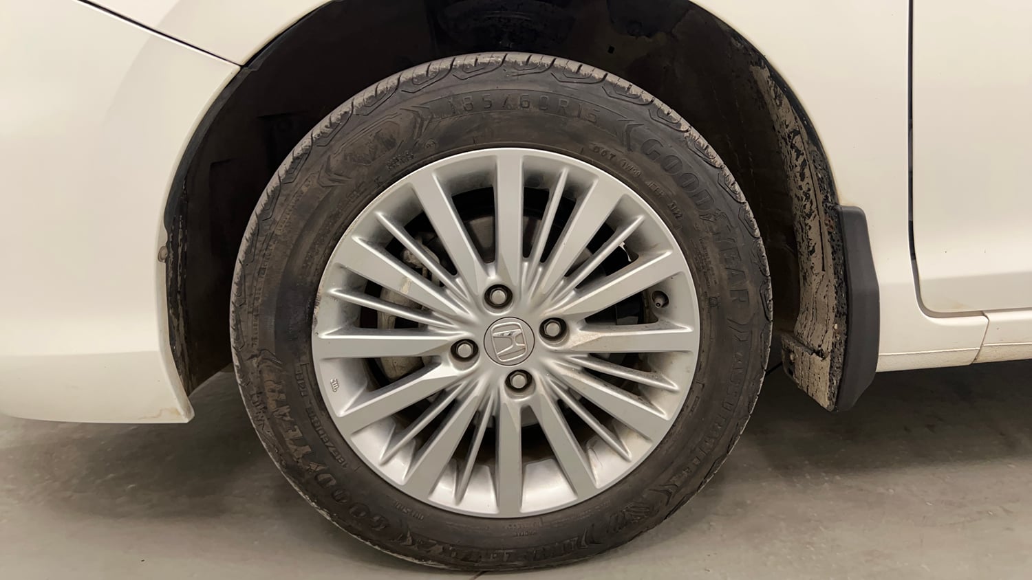 Used 2023 Honda City V CVT Petrol Petrol Automatic tyres LEFT FRONT TYRE RIM VIEW
