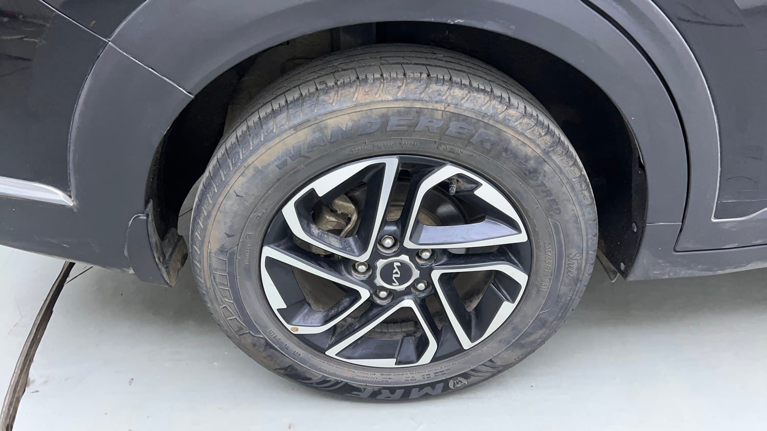 Used 2022 Kia Carens Prestige Plus 1.4 Petrol MT 7 STR Petrol Manual tyres RIGHT REAR TYRE RIM VIEW