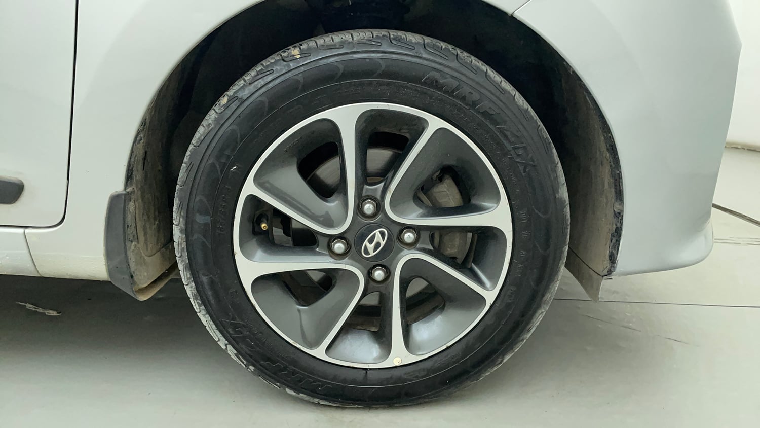 Used 2018 Hyundai Grand i10 Sportz AT 1.2 Kappa VTVT Petrol Automatic tyres RIGHT FRONT TYRE RIM VIEW