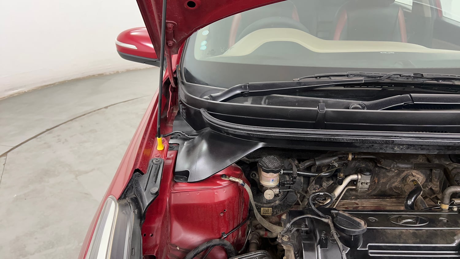 Used 2015 Hyundai Elite i20 Asta 1.2 Petrol Manual engine ENGINE RIGHT SIDE HINGE & APRON VIEW