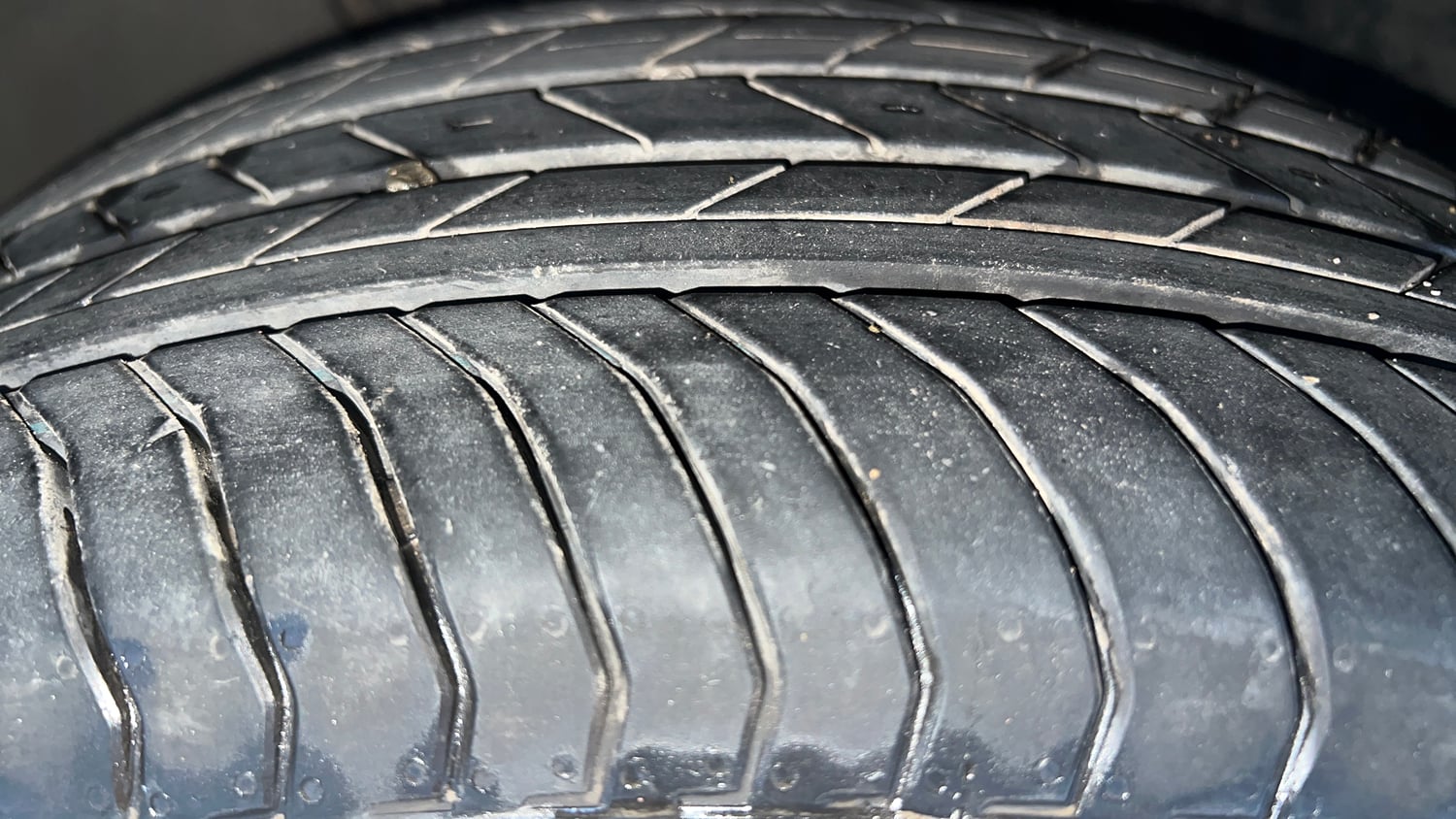 Used 2021 Skoda Kushaq Style 1.0L TSI AT Petrol Automatic tyres RIGHT FRONT TYRE TREAD VIEW