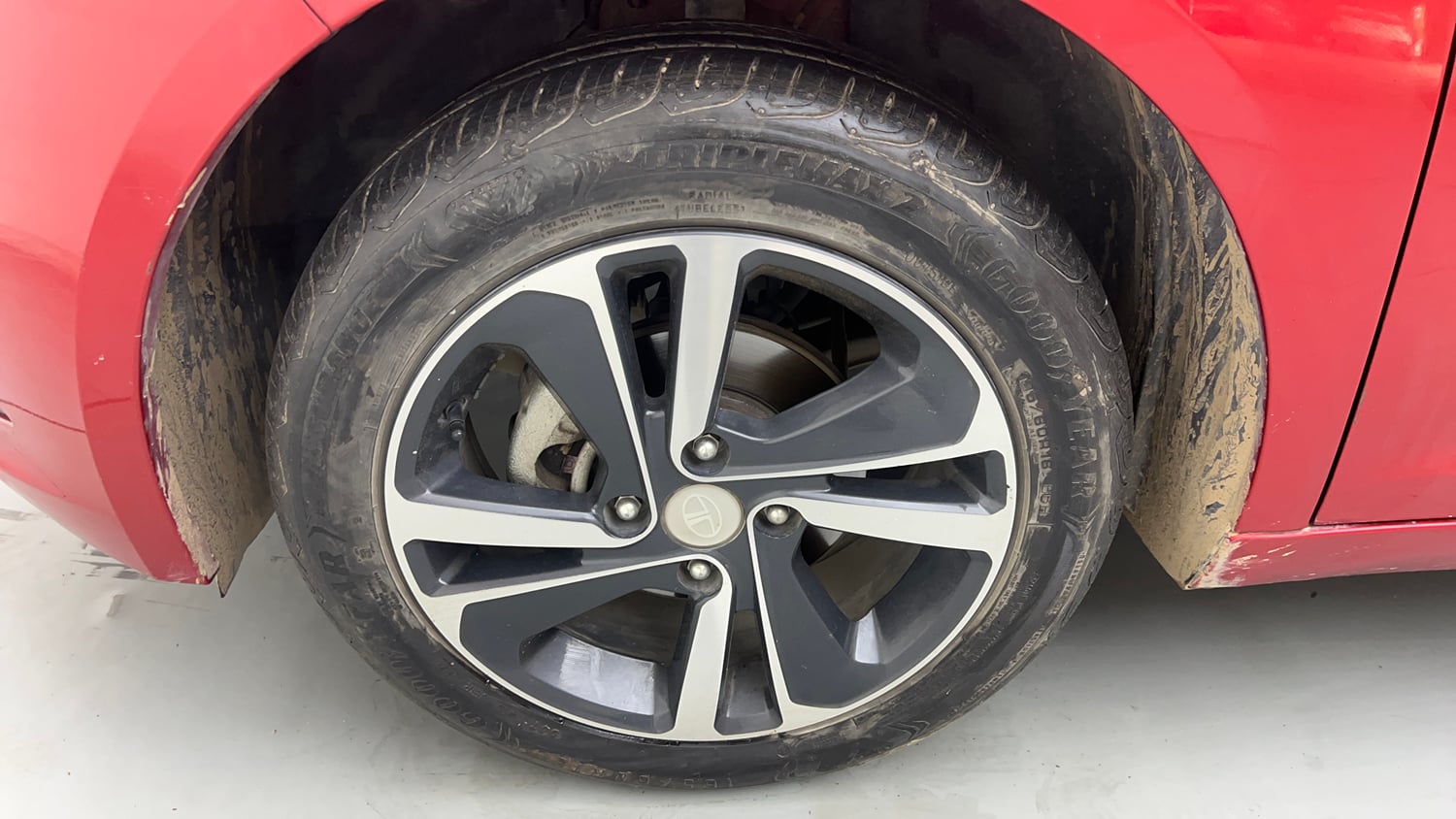 Used 2023 Tata Altroz XZA Petrol Petrol Automatic tyres LEFT FRONT TYRE RIM VIEW
