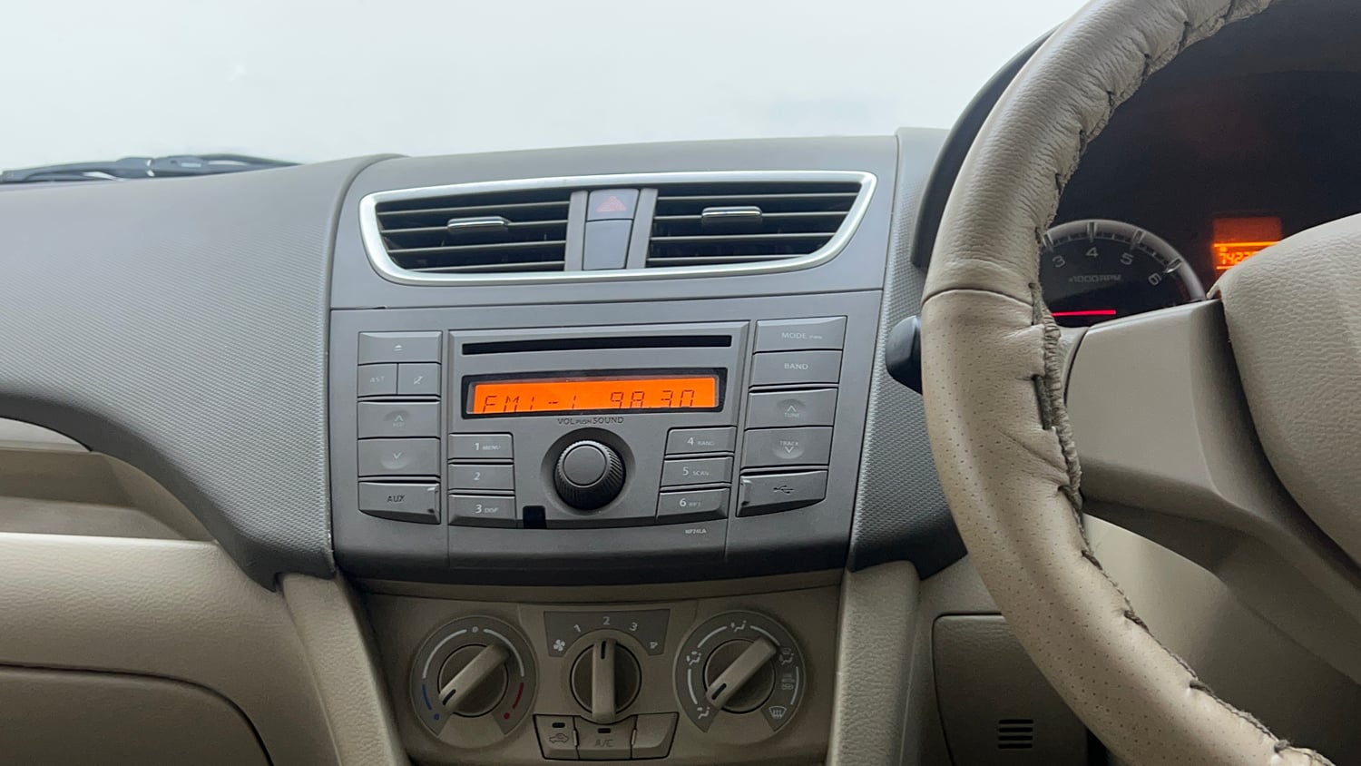 Used 2015 Maruti Suzuki Ertiga Vxi Petrol Manual interior MUSIC SYSTEM & AC CONTROL VIEW