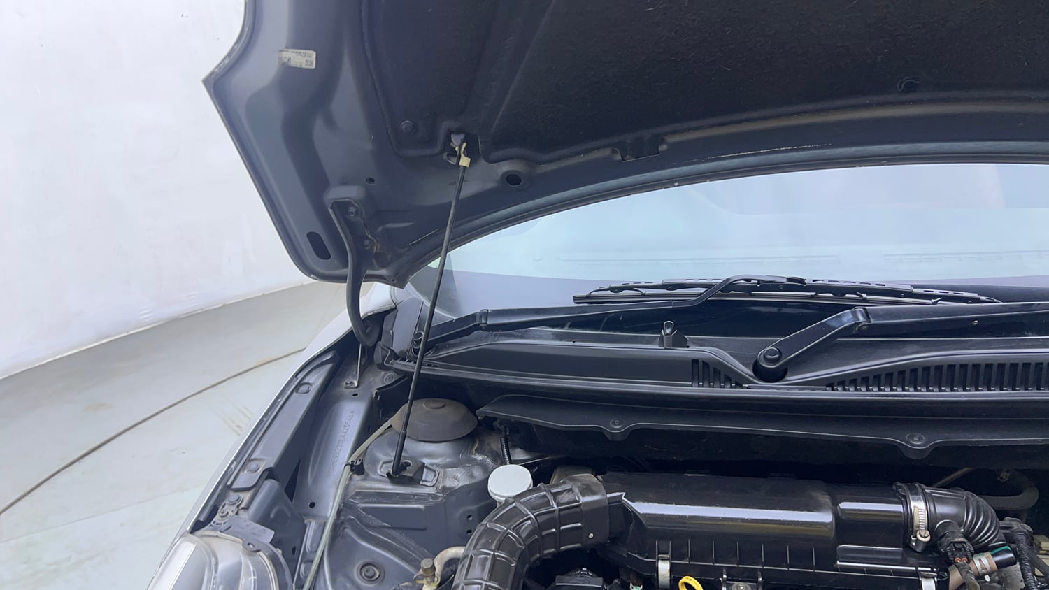 Used 2020 Maruti Suzuki Baleno Zeta Automatic Petrol Automatic engine ENGINE RIGHT SIDE HINGE & APRON VIEW
