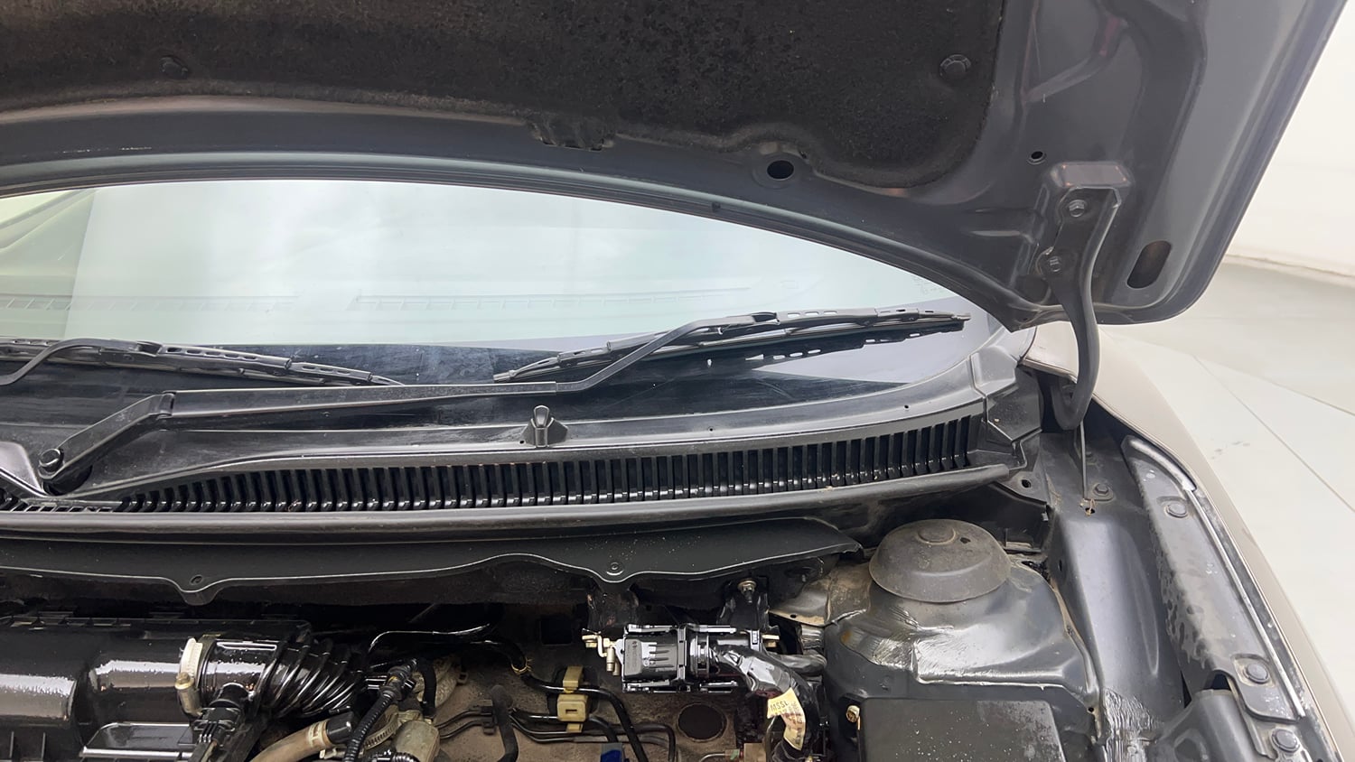 Used 2019 Maruti Suzuki Baleno Delta Petrol Manual engine ENGINE LEFT SIDE HINGE & APRON VIEW