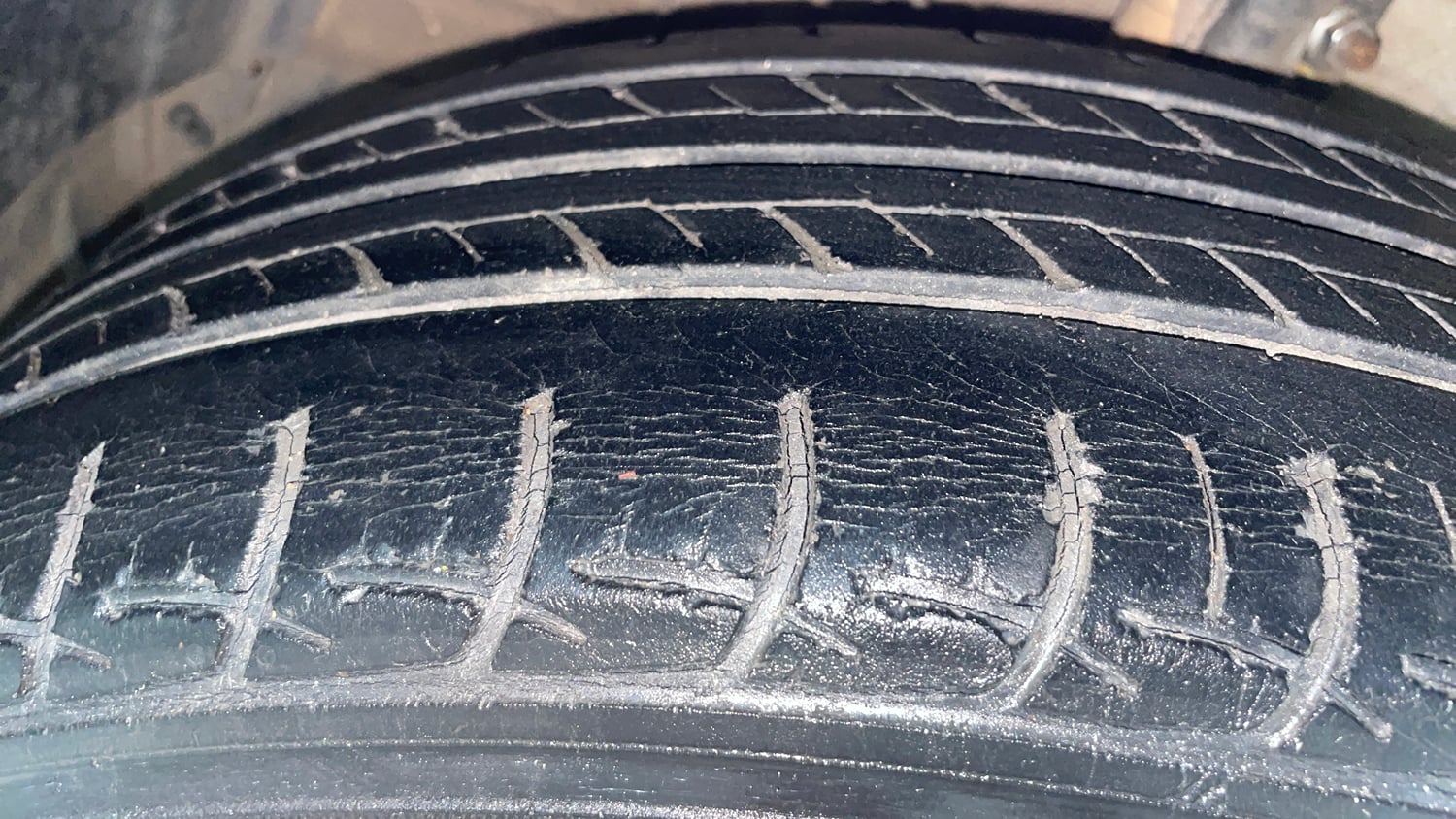 Used 2016 Maruti Suzuki Ertiga ZXI+ Petrol Manual tyres LEFT FRONT TYRE TREAD VIEW