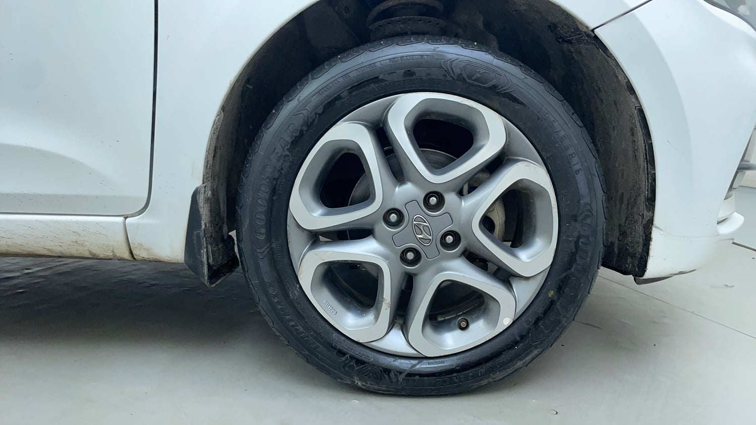 Used 2019 Hyundai Elite i20 Asta 1.2 Dual Tone Petrol Manual tyres RIGHT FRONT TYRE RIM VIEW