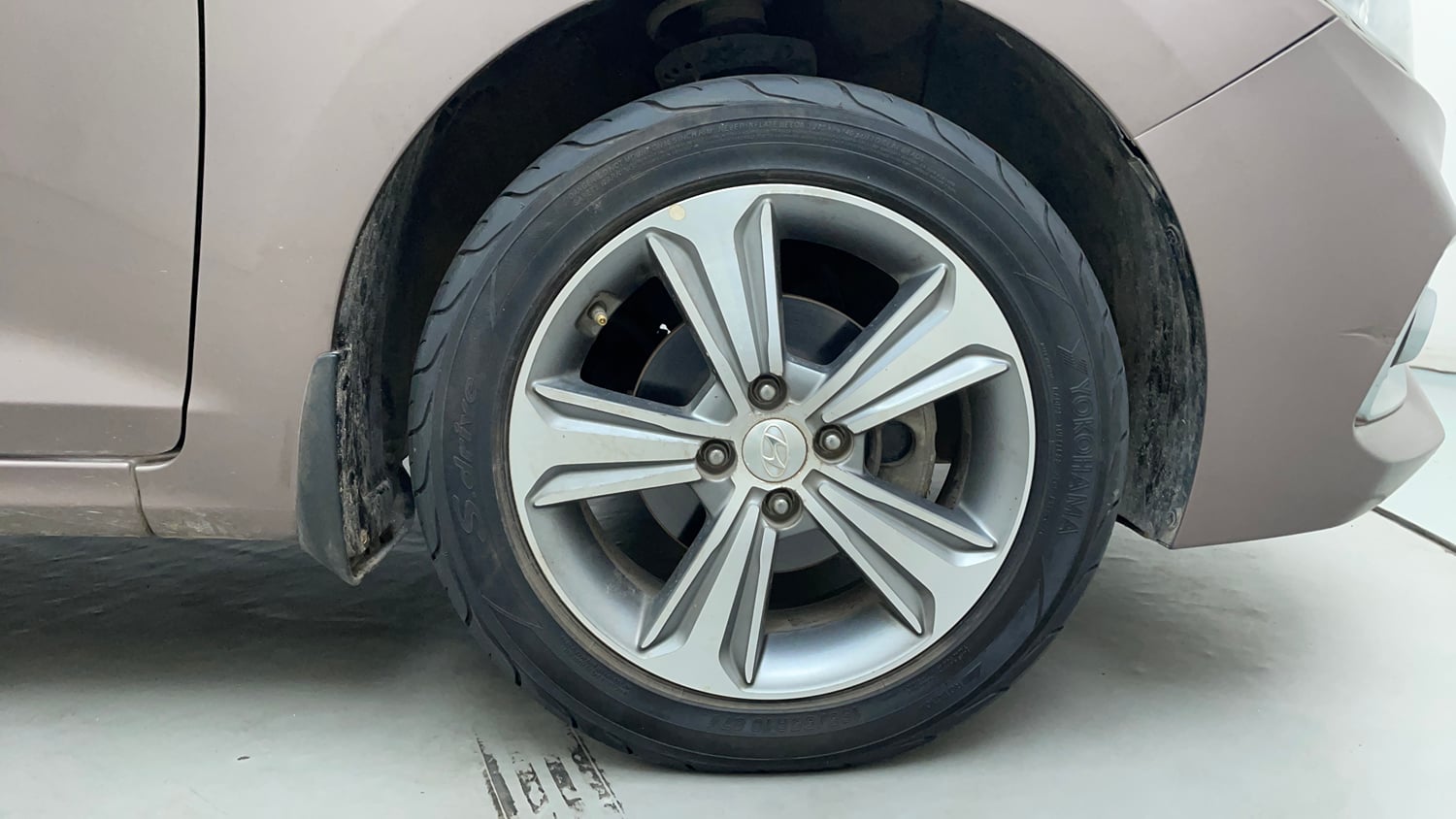 Used 2019 Hyundai Verna SX (O)1.6 VTVT Petrol Manual tyres RIGHT FRONT TYRE RIM VIEW