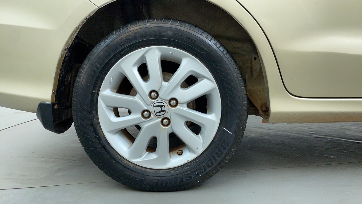 Used 2014 Honda Mobilio V Petrol Petrol Manual tyres RIGHT REAR TYRE RIM VIEW