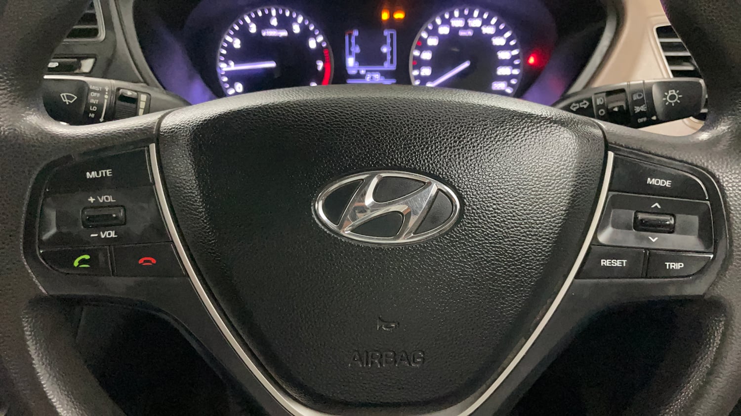 Used 2017 Hyundai Elite i20 Sportz 1.2 Petrol Manual top_features Steering mounted controls
