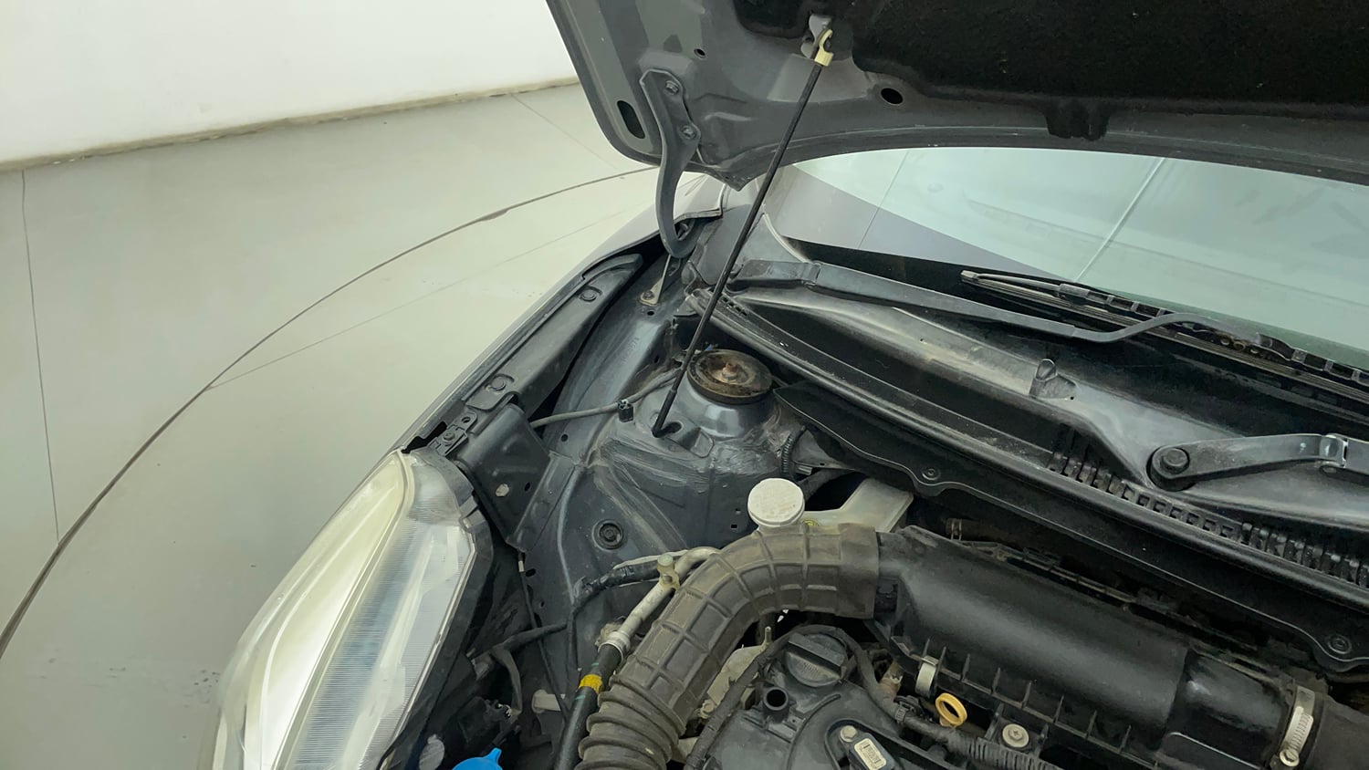 Used 2017 Maruti Suzuki Baleno Delta 1.2 Petrol Manual engine ENGINE RIGHT SIDE HINGE & APRON VIEW