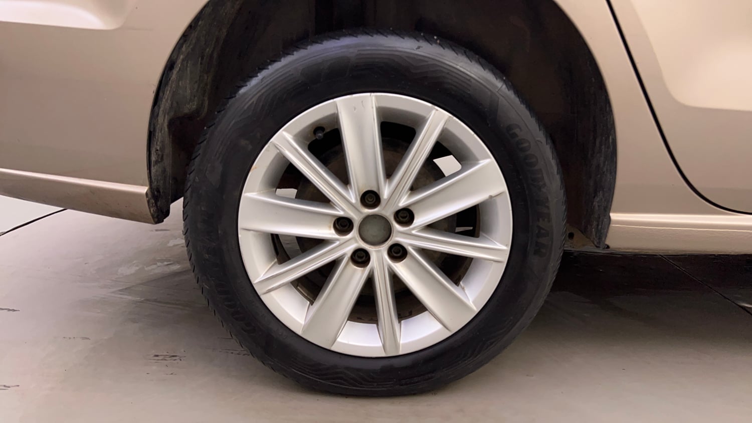 Used 2016 Volkswagen Vento Highline 1.2 (P) AT Petrol Automatic tyres RIGHT REAR TYRE RIM VIEW