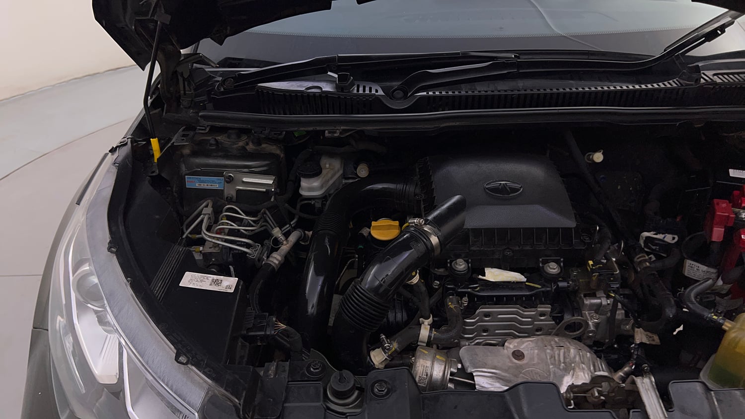 Used 2020 Tata Nexon XZA Plus (O) Dual Tone Petrol Automatic engine ENGINE RIGHT SIDE HINGE & APRON VIEW