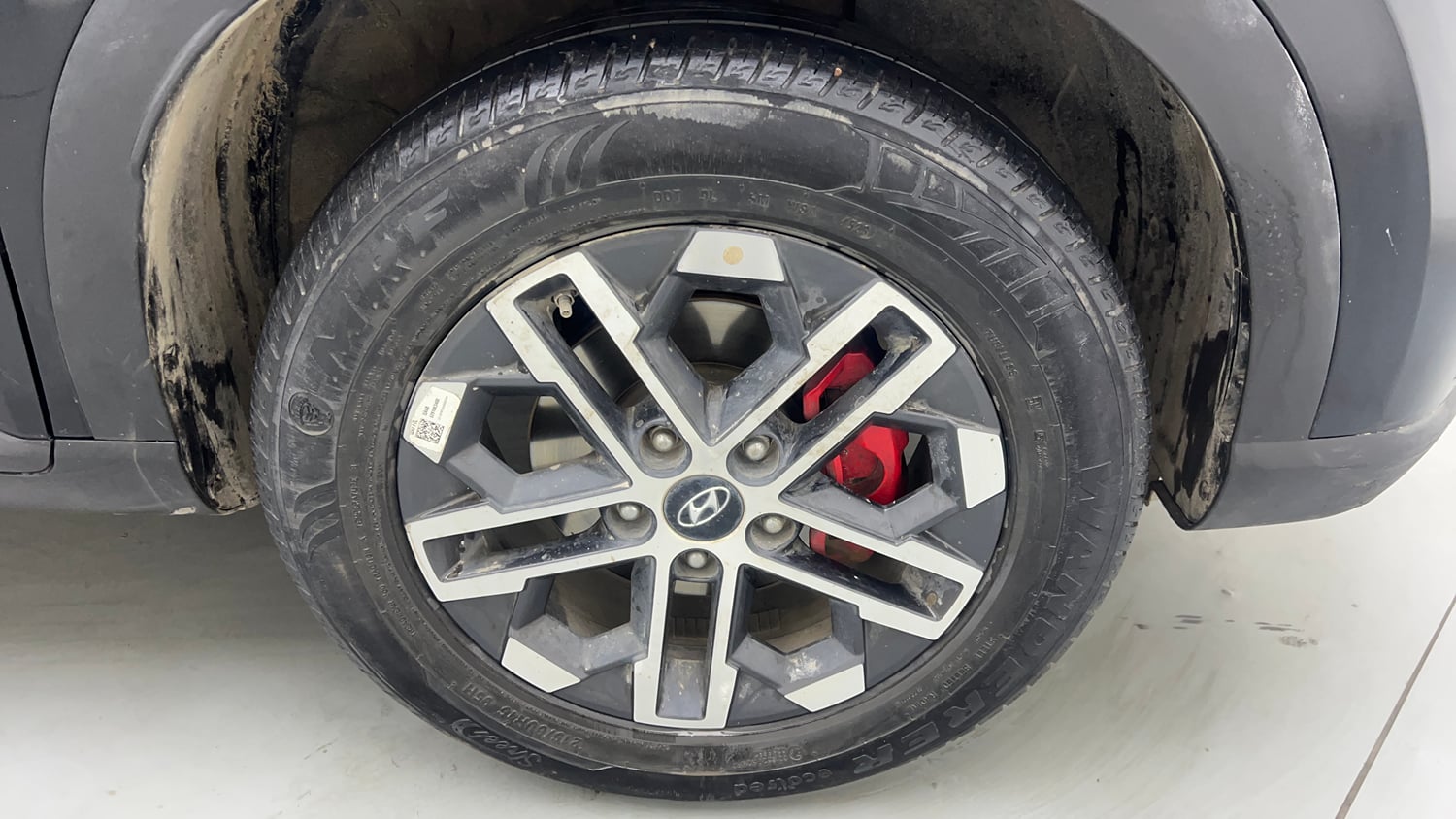 Used 2024 Hyundai Venue SX (O) 1.0 Turbo DCT Petrol Automatic tyres RIGHT FRONT TYRE RIM VIEW