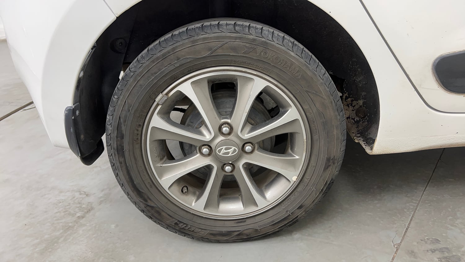 Used 2014 Hyundai Grand i10 Asta 1.2 Kappa VTVT (O) Petrol Manual tyres RIGHT REAR TYRE RIM VIEW