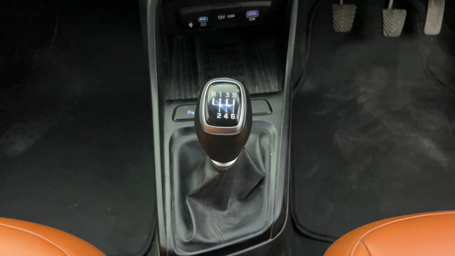 Used 2024 Hyundai Verna SX 1.5 Petrol MT Petrol Manual interior GEAR  KNOB VIEW