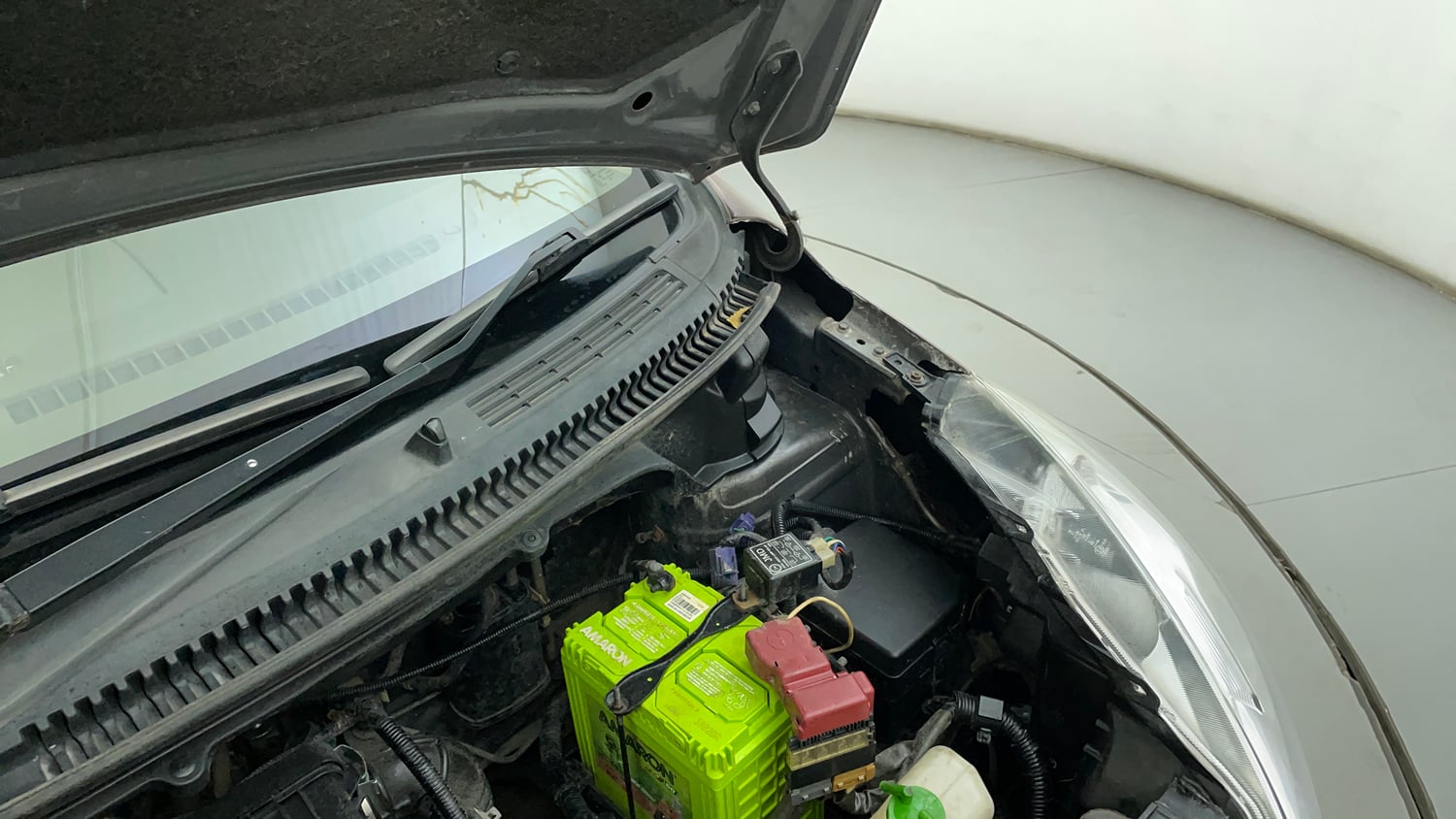 Used 2013 Maruti Suzuki Ertiga ZXi Petrol Manual engine ENGINE LEFT SIDE HINGE & APRON VIEW