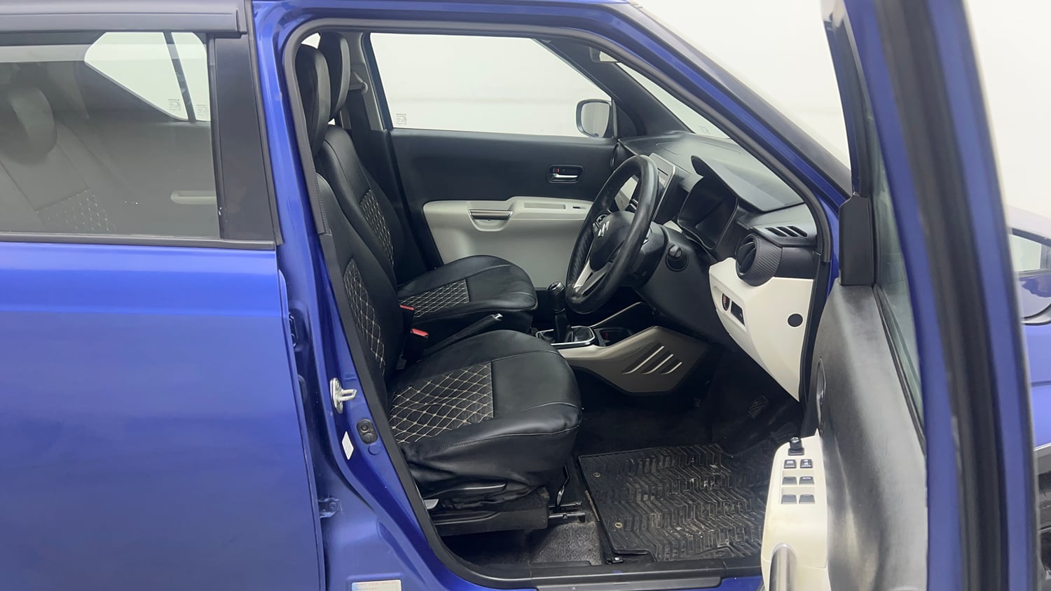 Used 2017 Maruti Suzuki Ignis Alpha 1.2 MT Petrol Manual interior RIGHT SIDE FRONT DOOR CABIN VIEW