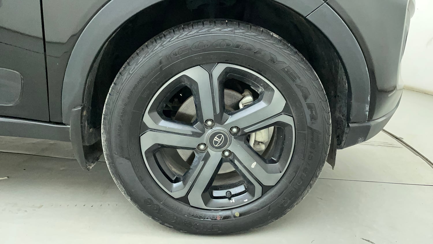 Used 2023 Tata Nexon XZA Plus LUXS Diesel Red Dark Edition Diesel Automatic tyres RIGHT FRONT TYRE RIM VIEW