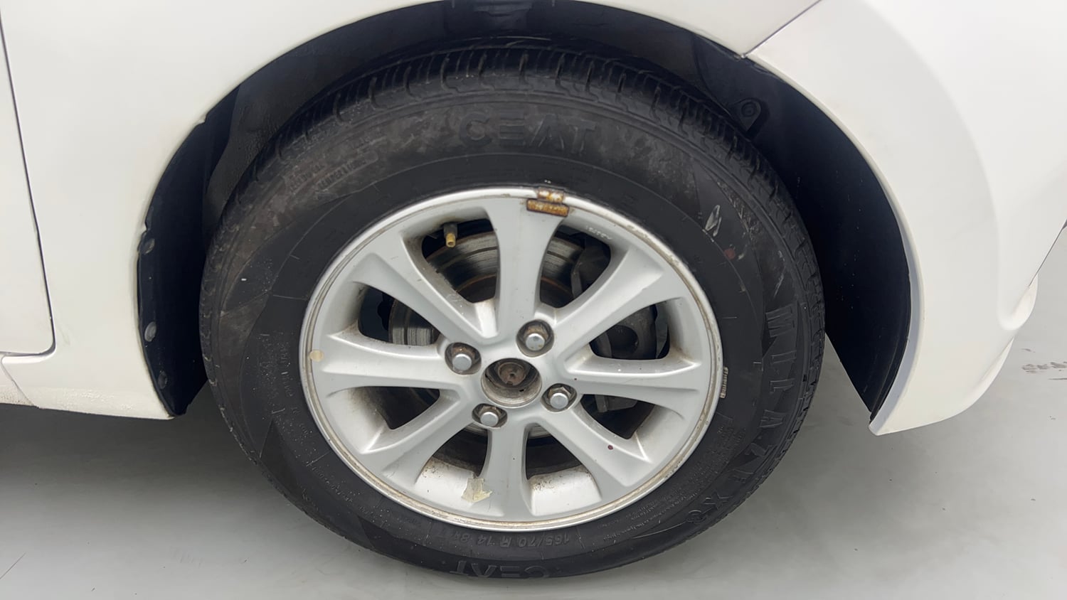 Used 2016 Hyundai Grand i10 Asta 1.2 Kappa VTVT Petrol Manual tyres RIGHT FRONT TYRE RIM VIEW