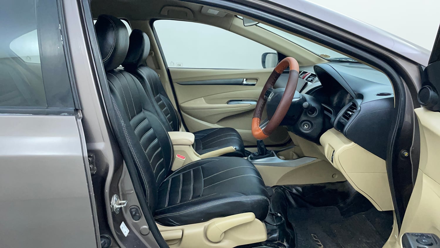 Used 2013 Honda City 1.5 V MT Petrol Manual interior RIGHT SIDE FRONT DOOR CABIN VIEW