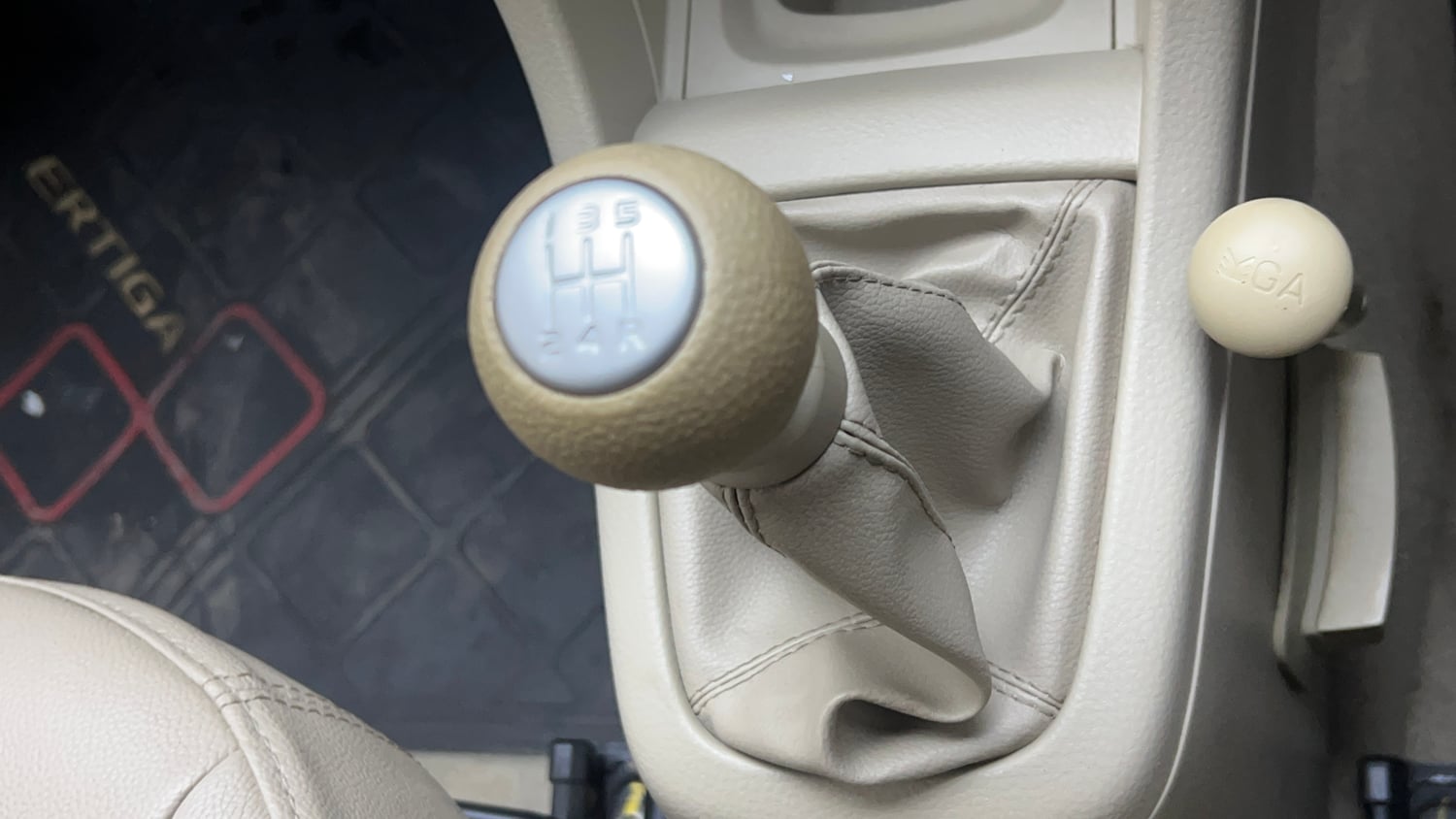 Used 2015 Maruti Suzuki Ertiga Vxi Petrol Manual interior GEAR  KNOB VIEW