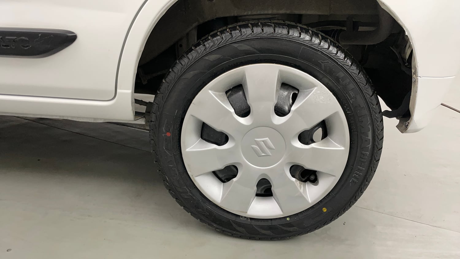 Used 2014 Maruti Suzuki Alto K10 VXi Petrol Manual tyres LEFT REAR TYRE RIM VIEW