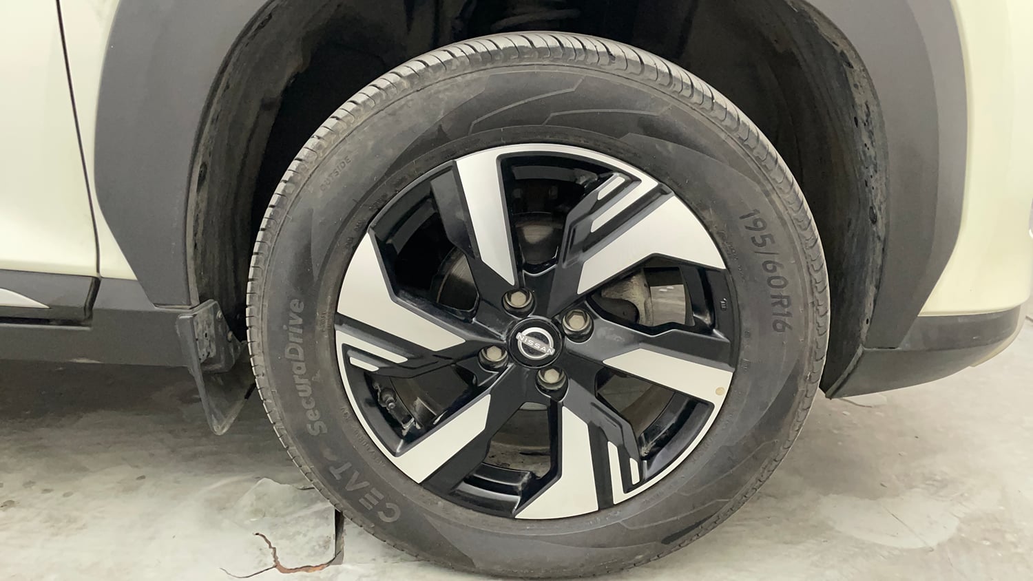 Used 2025 Nissan Magnite N-Connecta HRAO 1.0 Turbo Petrol CVT Petrol Automatic tyres RIGHT FRONT TYRE RIM VIEW