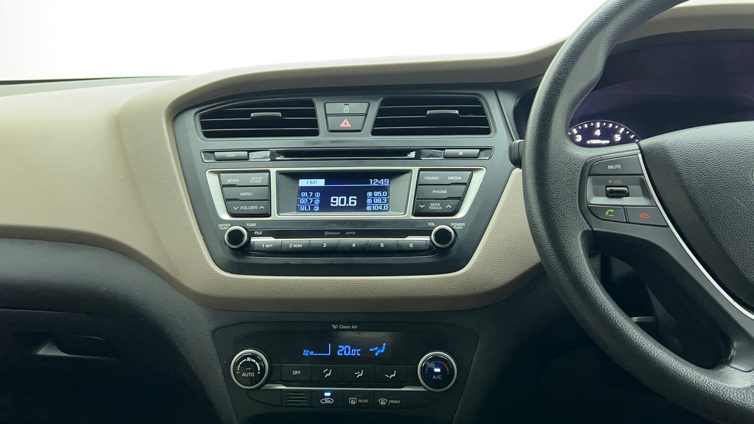 Used 2015 Hyundai Elite i20 Sportz 1.2 Petrol Manual top_features Integrated (in-dash) music system