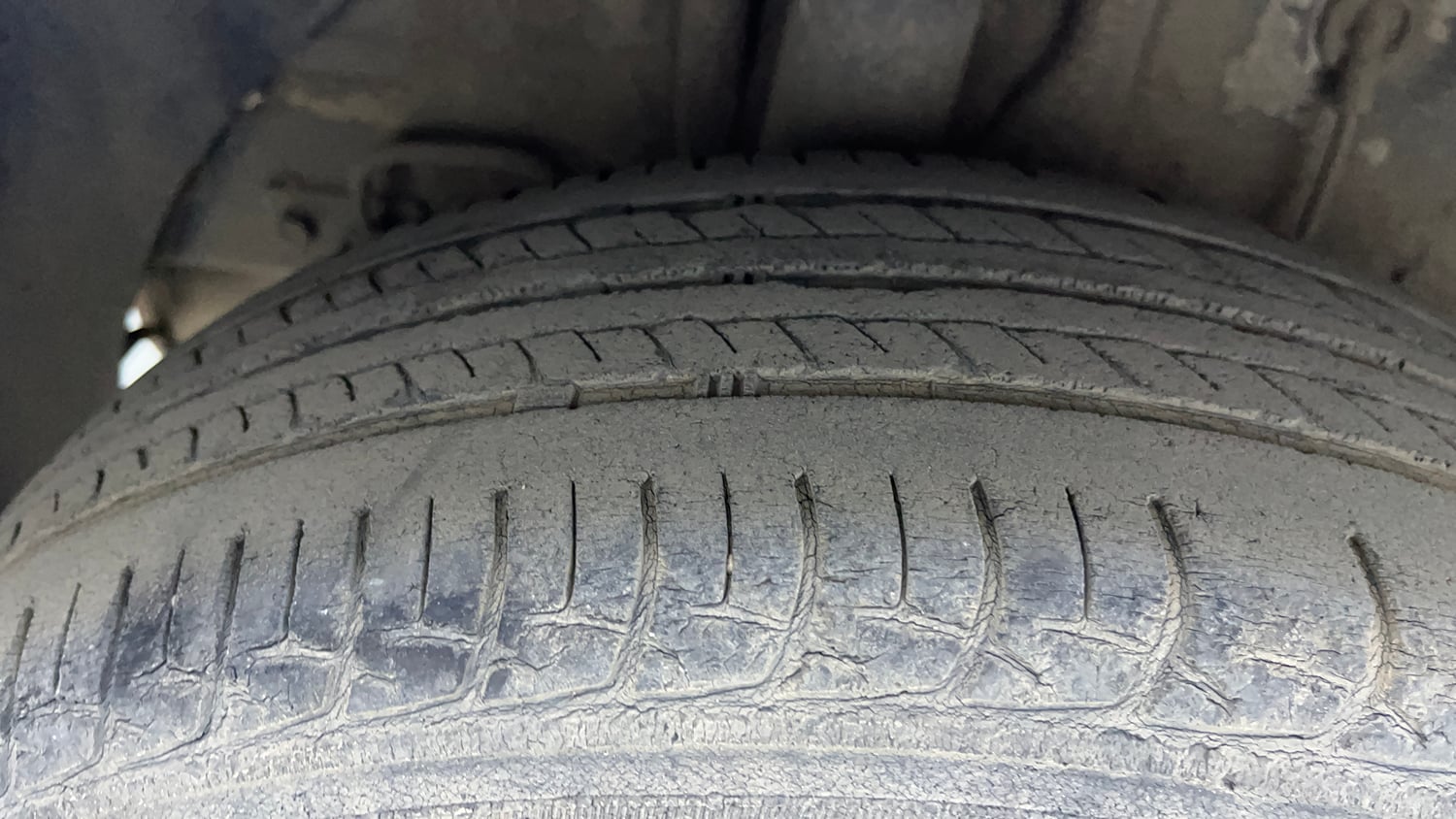 Used 2018 Hyundai Elite i20 Asta 1.2 AT Petrol Automatic tyres RIGHT REAR TYRE TREAD VIEW