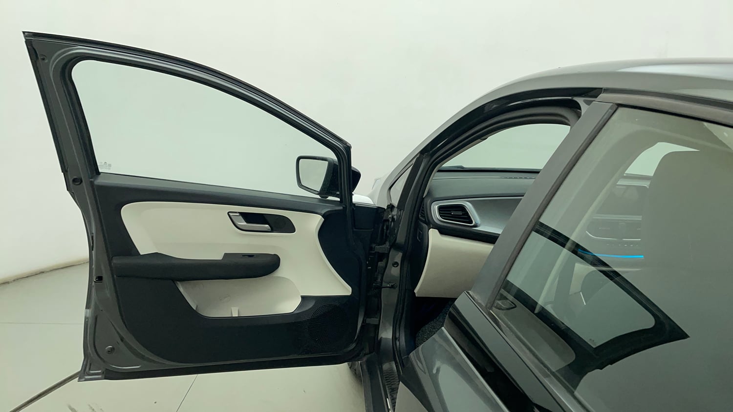 Used 2023 Tata Altroz XZ Plus (S) Petrol Manual interior LEFT FRONT DOOR OPEN VIEW