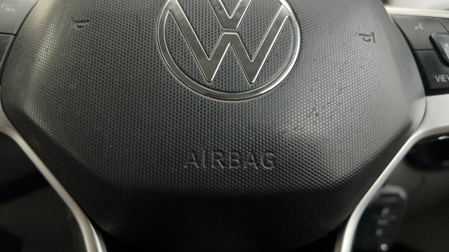 Used 2022 Volkswagen Taigun Highline 1.0 TSI AT Petrol Automatic top_features Airbags
