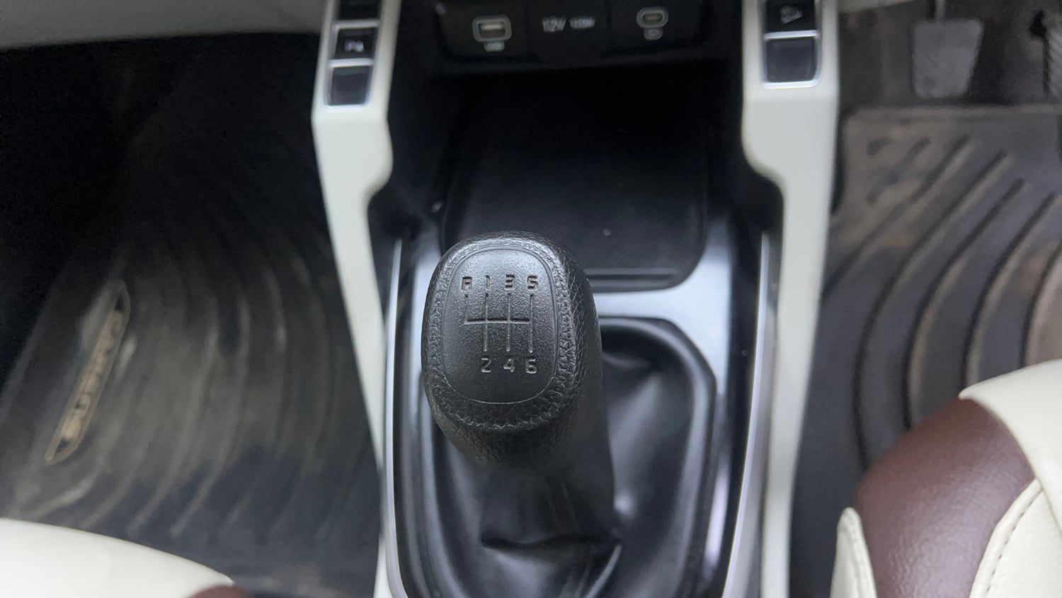 Used 2022 Kia Carens Prestige Plus 1.4 Petrol MT 7 STR Petrol Manual interior GEAR  KNOB VIEW