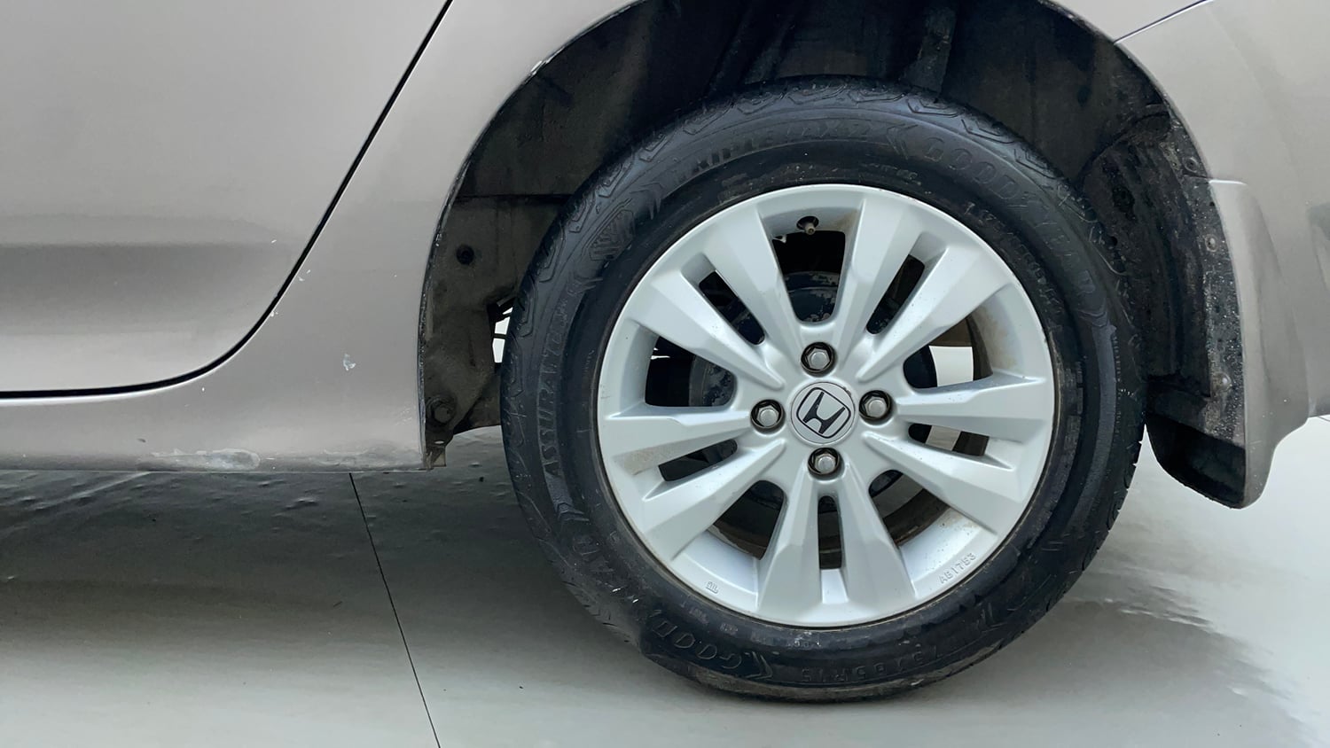 Used 2013 Honda City 1.5 V MT Petrol Manual tyres LEFT REAR TYRE RIM VIEW