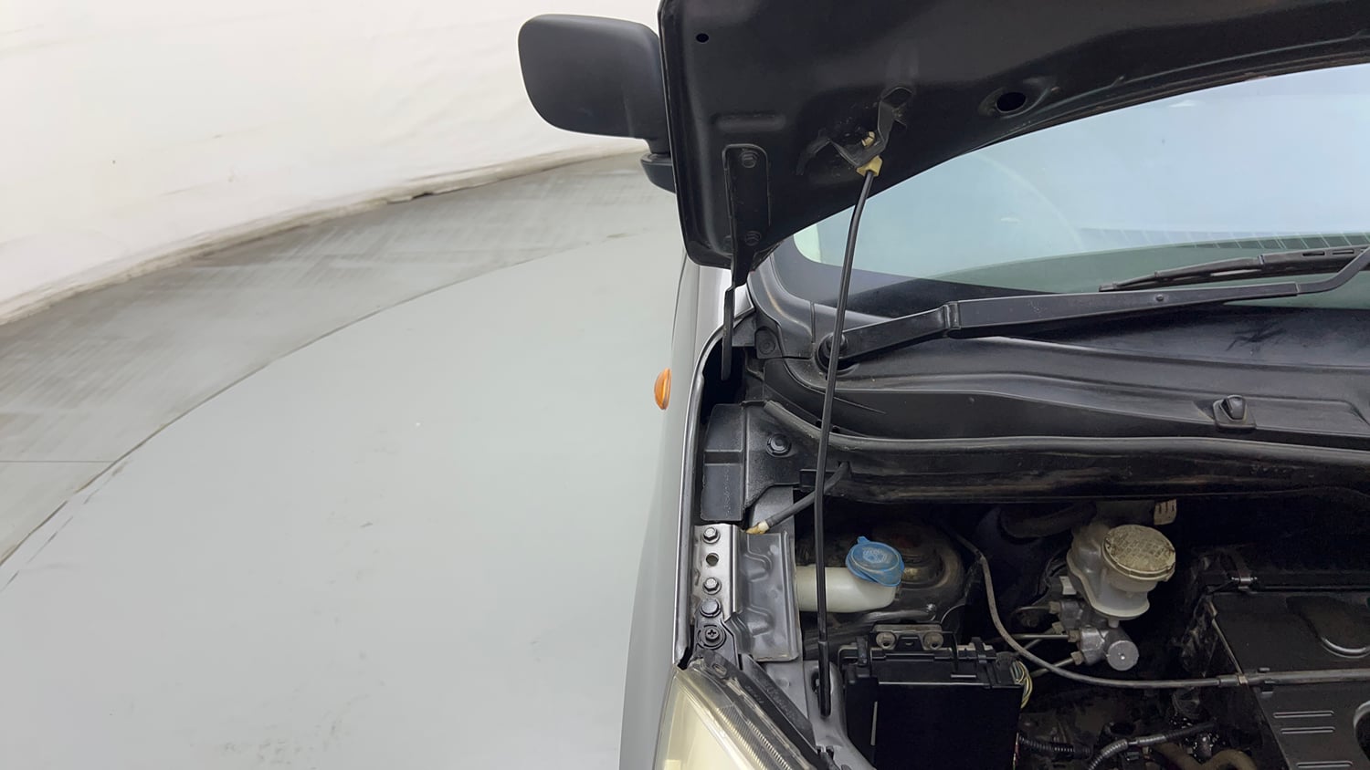 Used 2013 Maruti Suzuki Wagon R LXI CNG Cng Manual engine ENGINE RIGHT SIDE HINGE & APRON VIEW