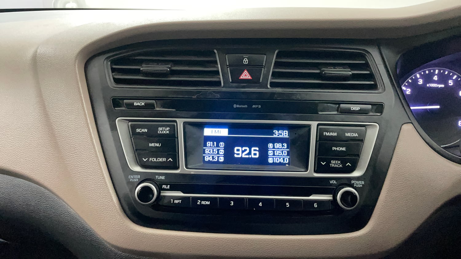 Used 2017 Hyundai Elite i20 Sportz 1.2 Petrol Manual top_features Integrated (in-dash) music system
