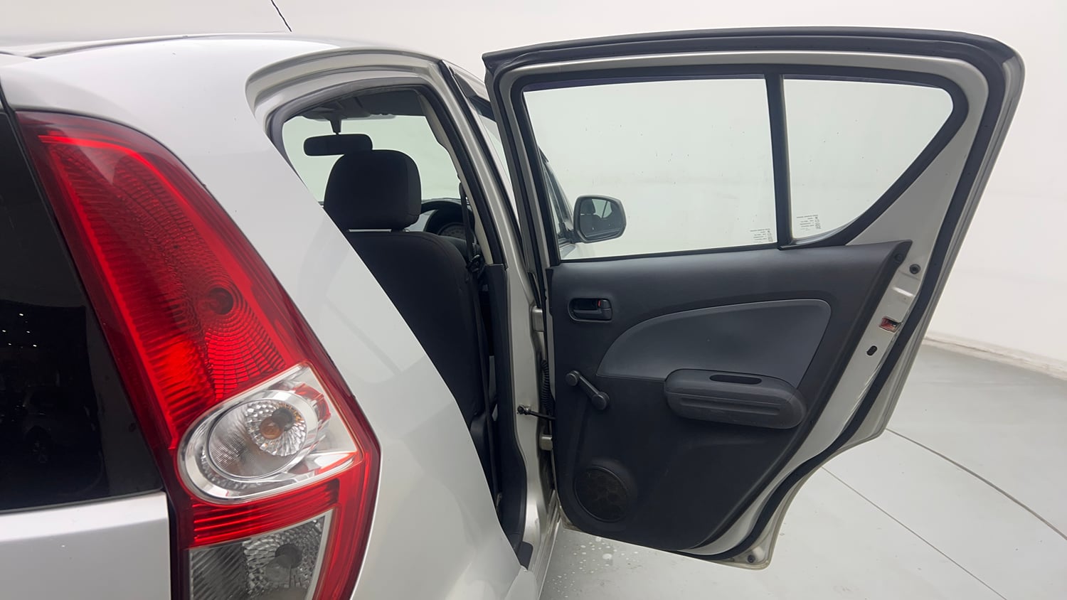 Used 2013 Maruti Suzuki Ritz Lxi BS-IV Petrol Manual interior RIGHT REAR DOOR OPEN VIEW