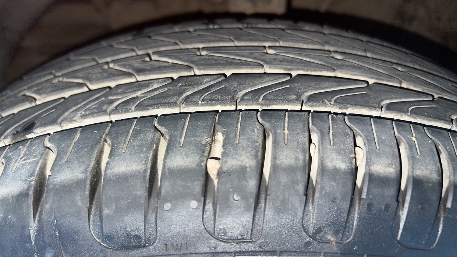 Used 2023 Maruti Suzuki Swift ZXi Plus AMT Dual Tone Petrol Automatic tyres LEFT FRONT TYRE TREAD VIEW