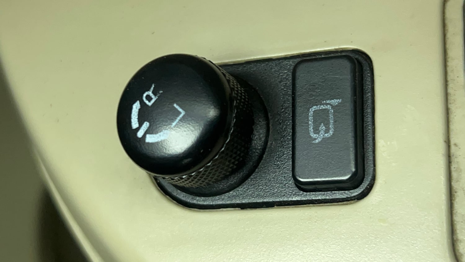 Used 2017 Maruti Suzuki Swift Dzire VXI Petrol Manual top_features Adjustable ORVM