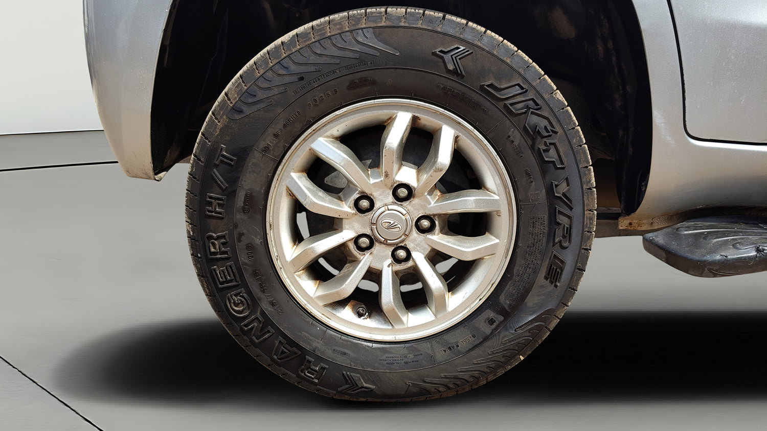Used 2017 Mahindra TUV300 T8 mHAWK100 Diesel Manual tyres RIGHT REAR TYRE RIM VIEW